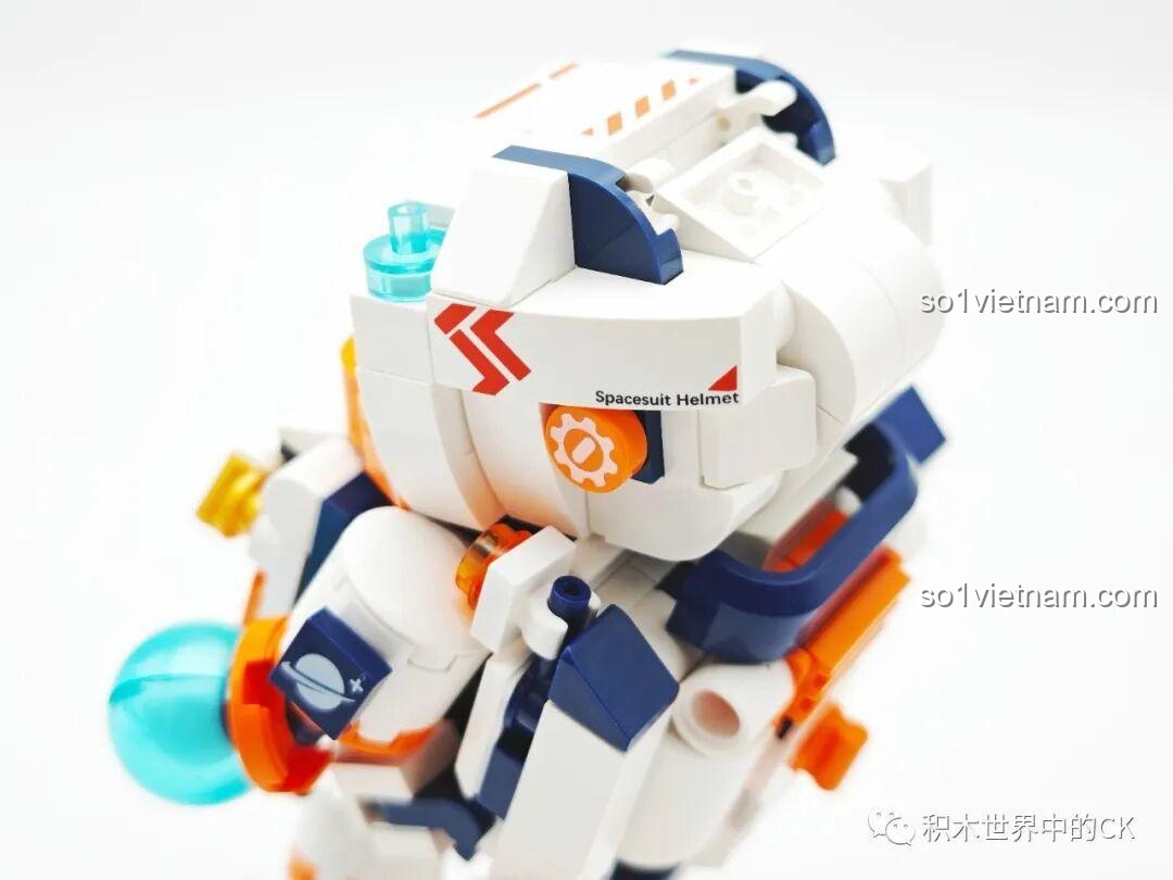 Chi tiết trang trí trên vai của mô hình người du hành vũ trụ JAKI JK8505, với các sticker và mảnh ghép nhỏ.