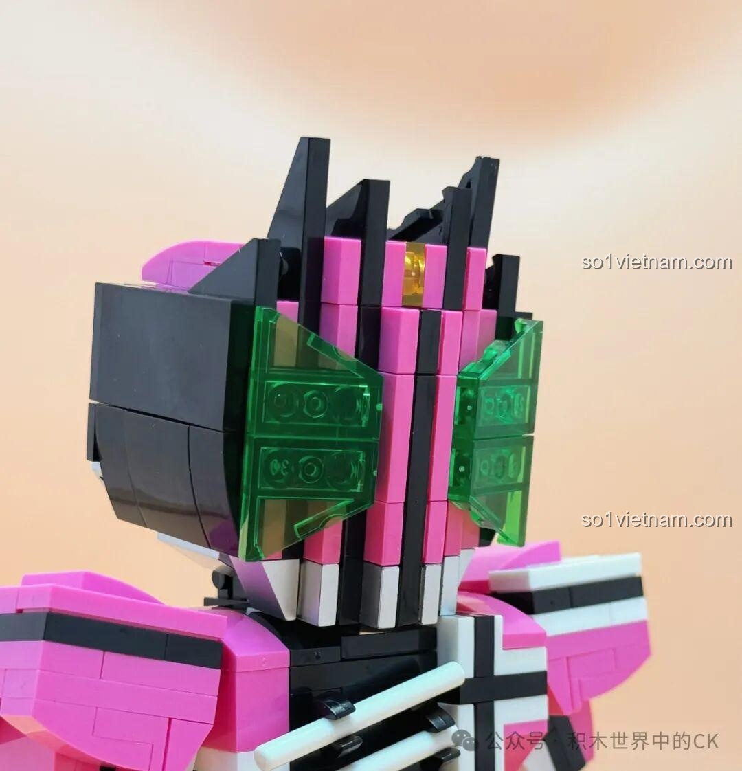 Cận cảnh phần vai của mô hình Kamen Rider Decade JIESTAR 58189, với các chi tiết giáp và đường kẻ trắng.