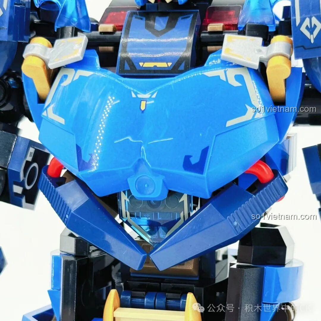 Cận cảnh phần vai của robot Ma Lễ Thanh, với các chi tiết màu vàng và xanh tạo điểm nhấn.