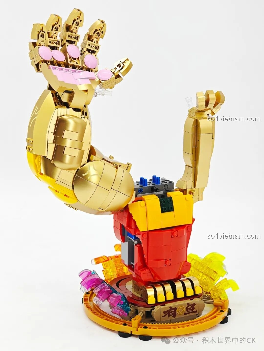 Cận cảnh các mảnh ghép màu vàng kim loại trong quá trình lắp ráp TOP TOY TC1830