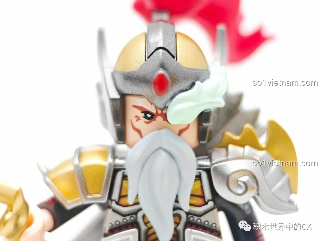 Cận cảnh chi tiết váy và đai lưng của minifigure Quan Vũ Kuzhao Studio 11775.