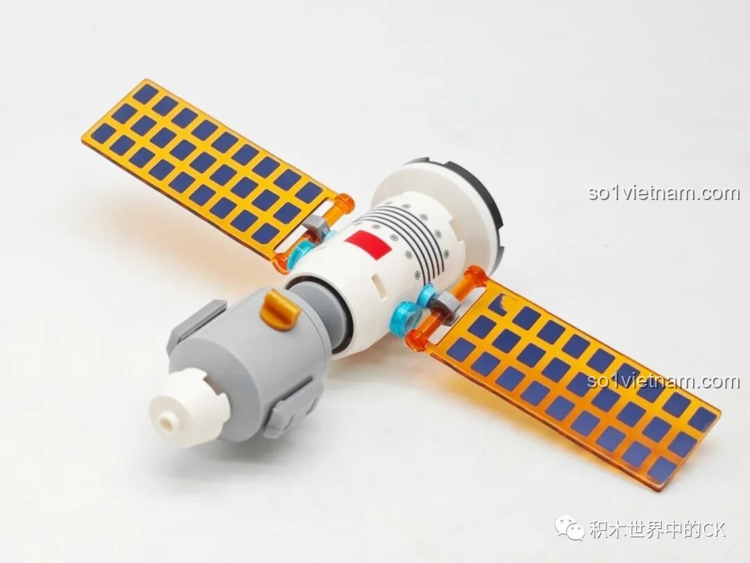 Cận cảnh mô hình vệ tinh trong bộ Sembo 203366 với hai tấm pin năng lượng mặt trời được mở rộng, rất chi tiết.