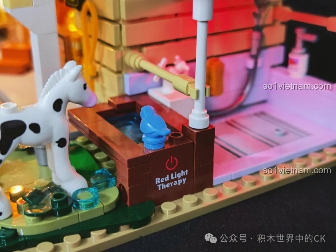 Cận cảnh chi tiết vòi nước và bình xà phòng trong khu vực tắm ngựa của mô hình FunWhole F9080.