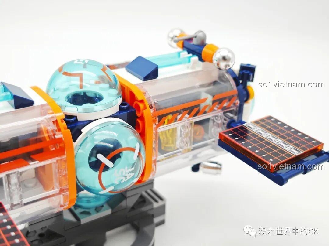 Cận cảnh vòm quan sát phía trước của mô hình trạm không gian JAKI JK8506, với các chi tiết in tinh xảo.