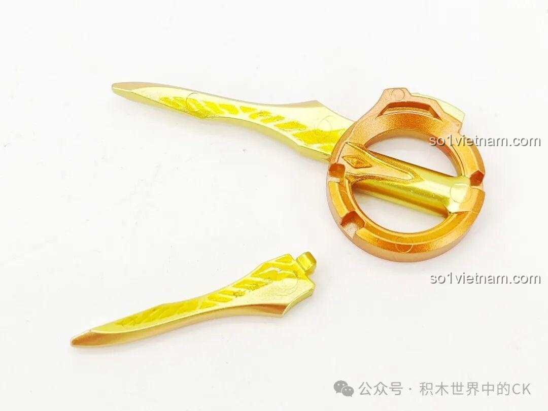 Cận cảnh vũ khí Circle Arms của Ultraman Trigger có thể tách rời, tăng tính tương tác và sáng tạo cho bộ đồ chơi.