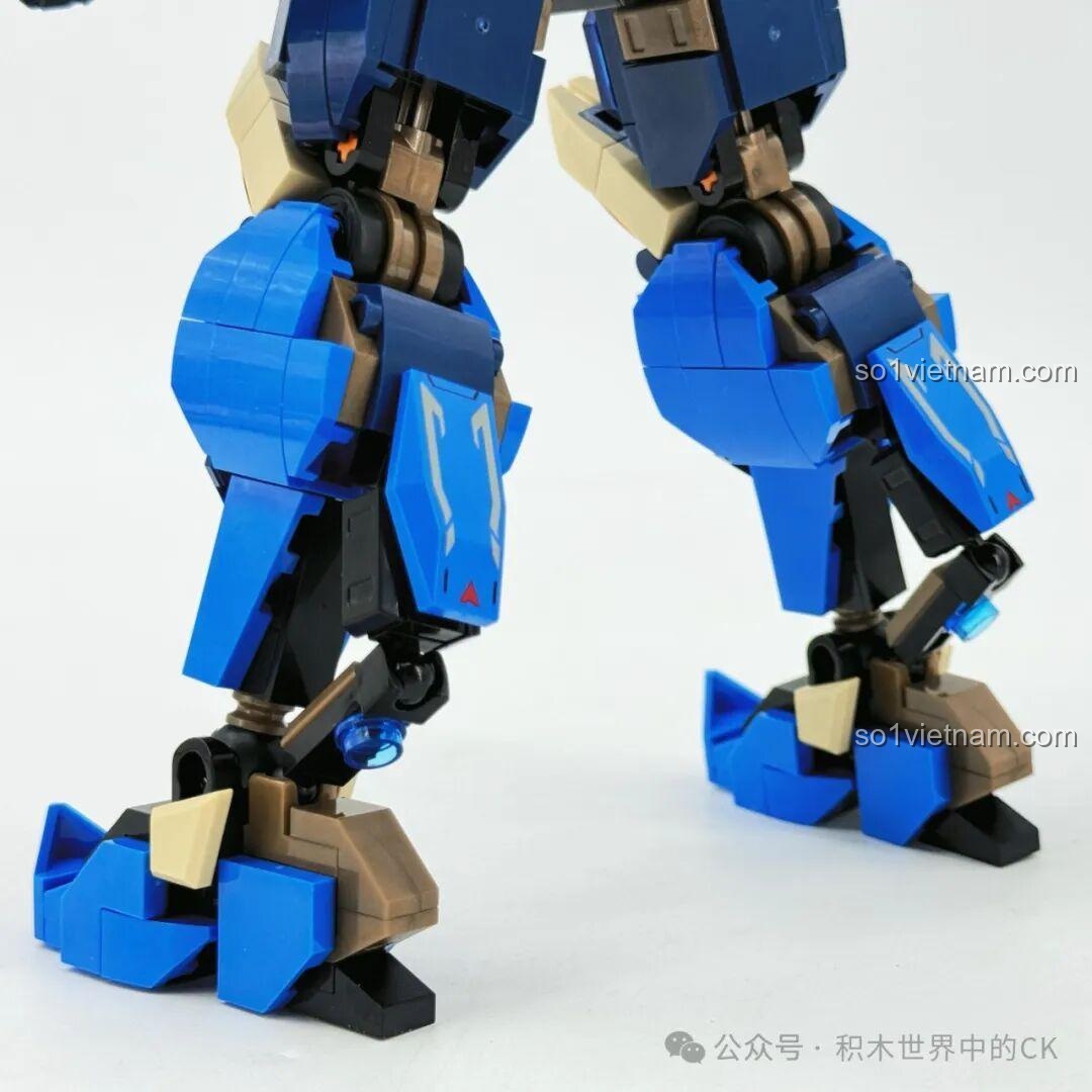 Cận cảnh vũ khí của robot Ma Lễ Thanh, một thanh kiếm lớn với các chi tiết màu xanh trong suốt.