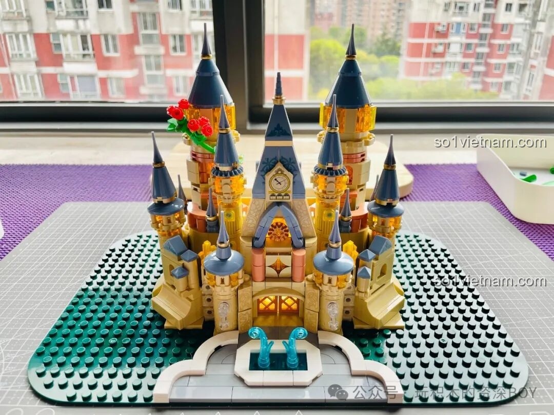 Cận cảnh chi tiết vườn hoa nhỏ xinh với đèn đường của Lâu Đài Hoa Rừng Femibox S2238, đầy màu sắc.