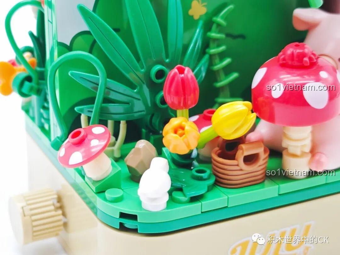 Các chi tiết nhỏ như vườn hoa tulip, nấm và giỏ mây trong bộ xếp hình Chú heo LuLu Sembo tiết kiệm.