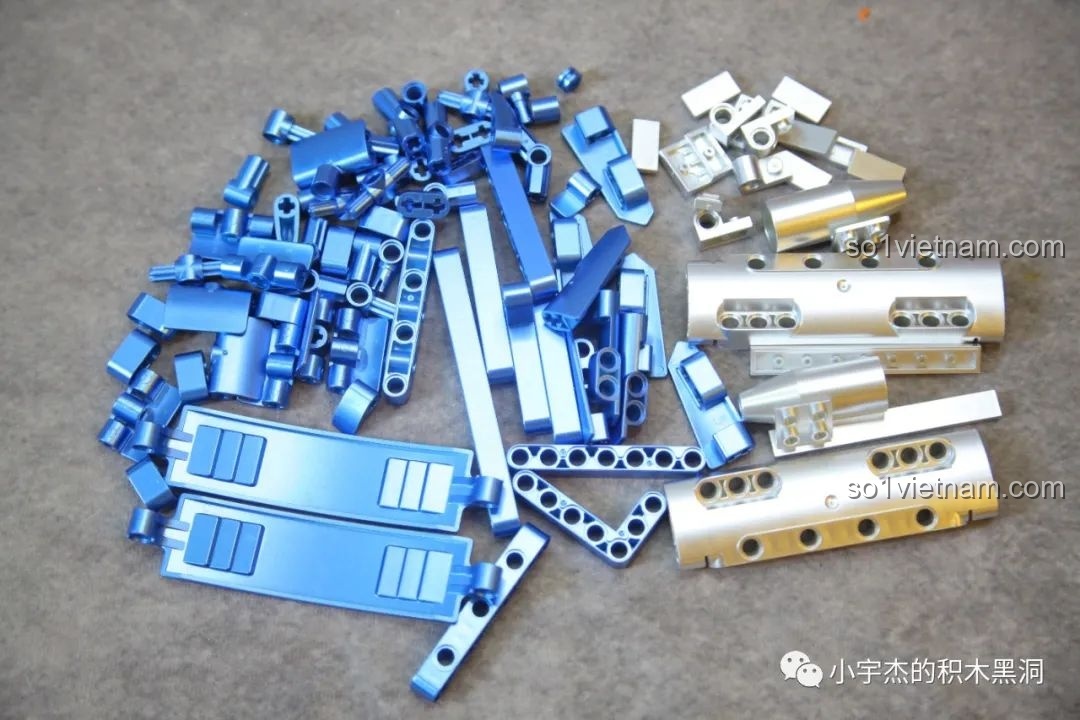 Các chi tiết màu xanh điện tử và mạ bạc của K-box 10520, chất lượng xi mạ tuyệt vời, bề mặt bóng loáng.