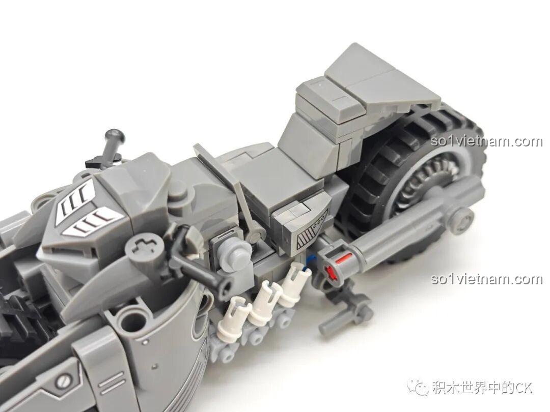 Chi tiết khu vực yên xe và tay lái của mô hình JIESTAR 58051 Xe Mô tô Dơi Batcycle, thiết kế nhỏ gọn và tinh tế.