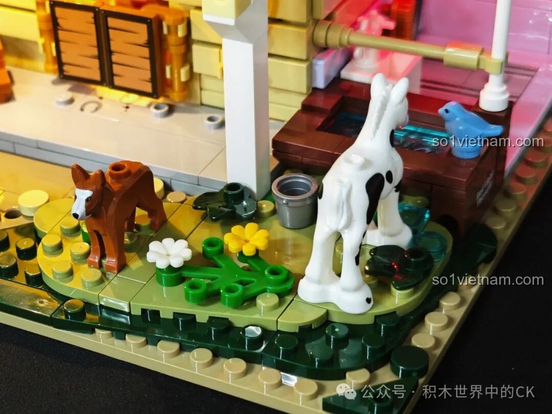 Chú chó và ngựa con đang chơi đùa bên máng nước, một chi tiết đáng yêu trong bộ FunWhole F9080.