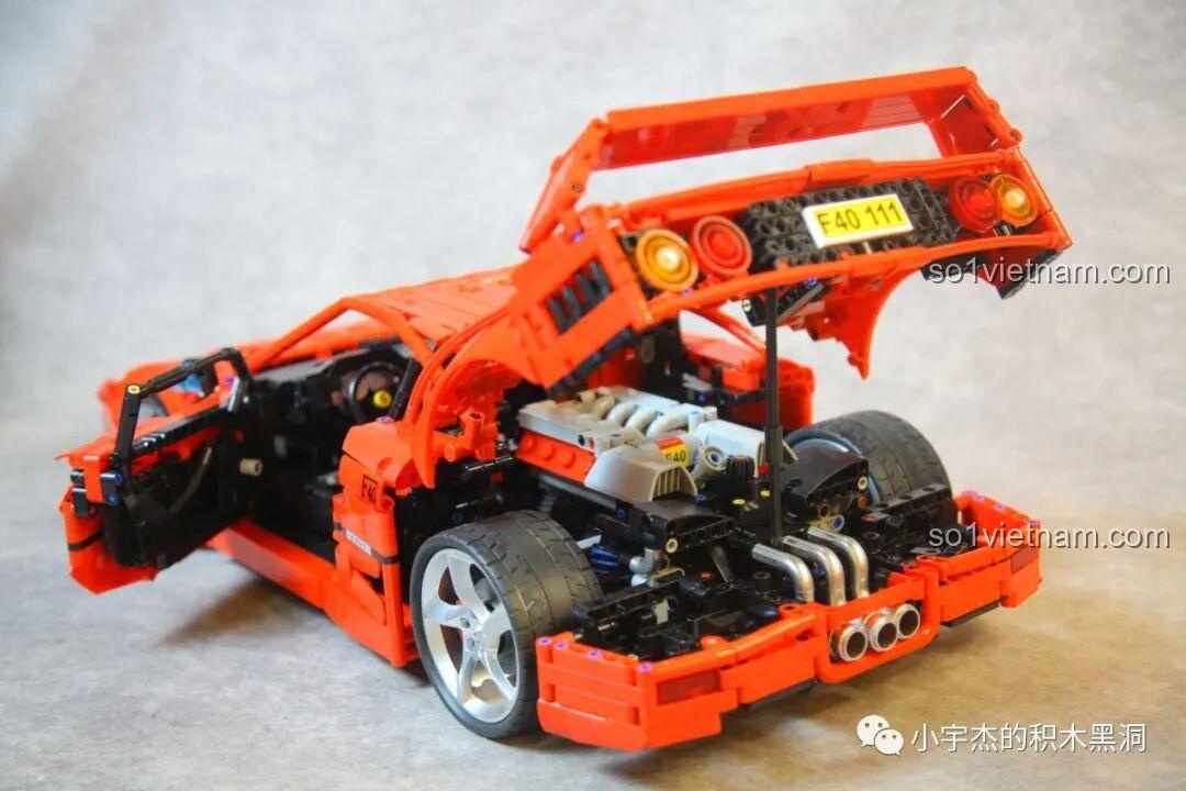 Nắp capo sau của xe CBOX X001 được chống ở độ cao lớn hơn, cho phép quan sát chi tiết hơn khối động cơ và hệ thống treo.