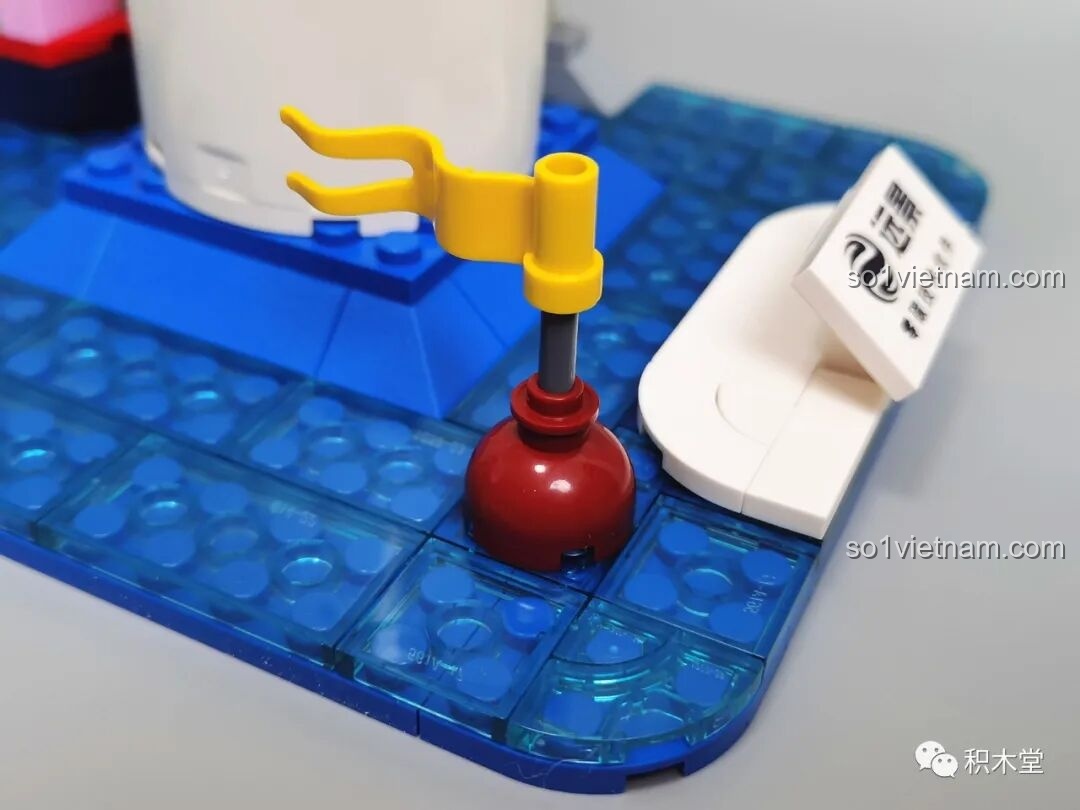 Chú chim hải âu nhỏ xinh đậu trên phần đế của Pantasy 11014 Tuabin Gió Envision, một chi tiết đáng yêu và tinh tế.