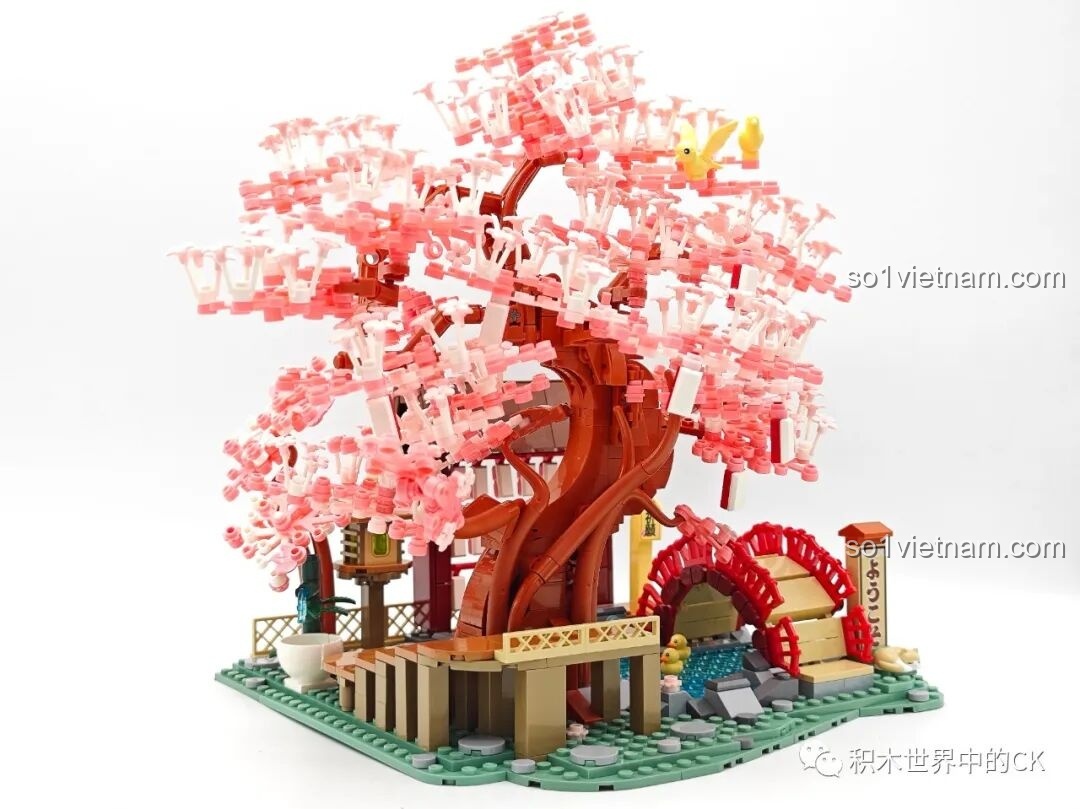 Chi tiết chú mèo con màu trắng vàng đang ngủ gật bên cạnh cây cầu trong bộ lắp ghép Con đường hoa anh đào Miku.