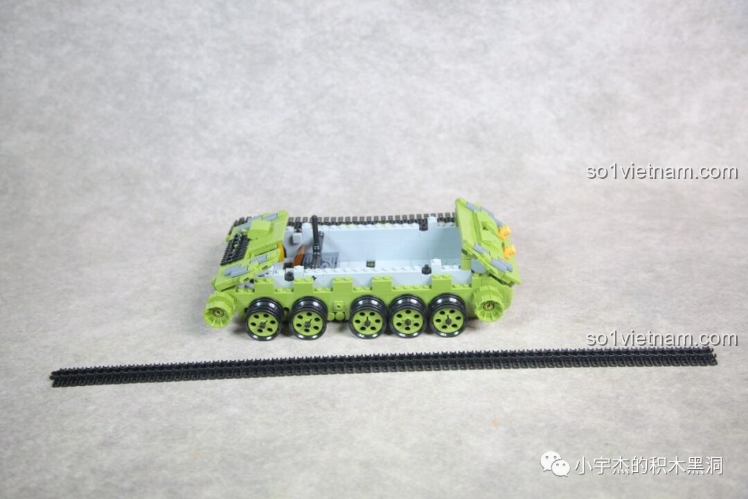 Mô hình xe tăng T-34 Panlos 632012 với hệ thống bánh xe hoàn chỉnh, sẵn sàng để lắp xích.