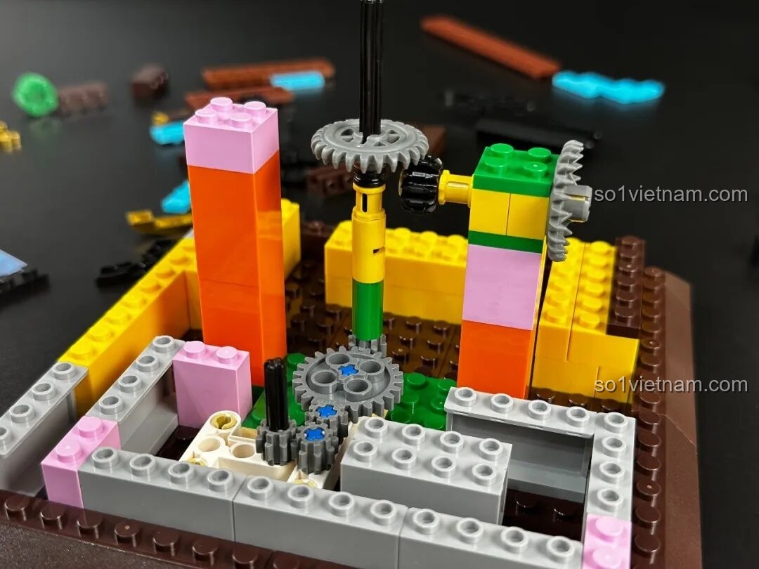 Chi tiết cơ cấu bánh răng bên trong bộ Pantasy Gramophone 85009, cho thấy sự phức tạp và tinh xảo của mô hình máy hát đĩa.