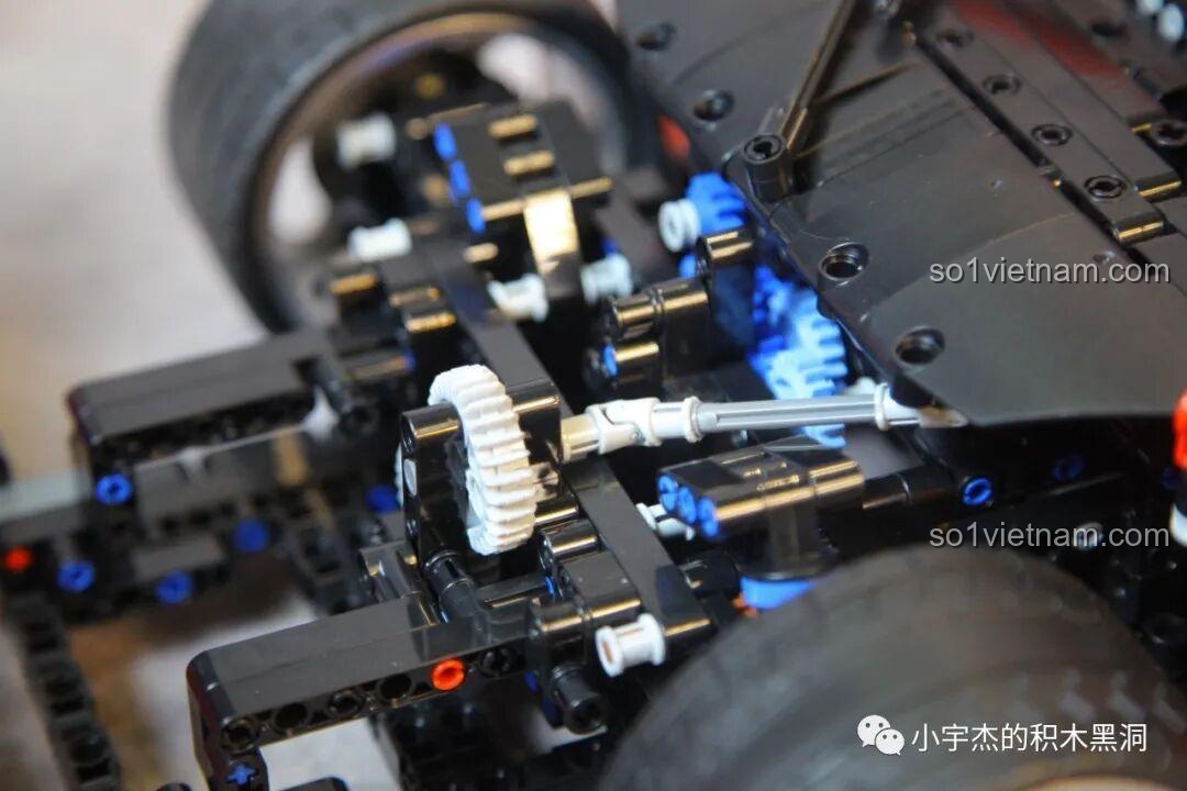 Cận cảnh các bánh răng trong cơ cấu lái của mô hình CBOX X001, kết nối với vô lăng để điều khiển bánh xe.