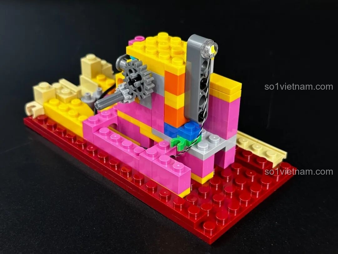 Cơ cấu bên trong của bộ Pantasy Máy Chiếu Phim Cổ Điển Retro 85010 đã hoàn thành, sẵn sàng cho việc lắp đặt các chi tiết bên ngoài và cuộn phim.