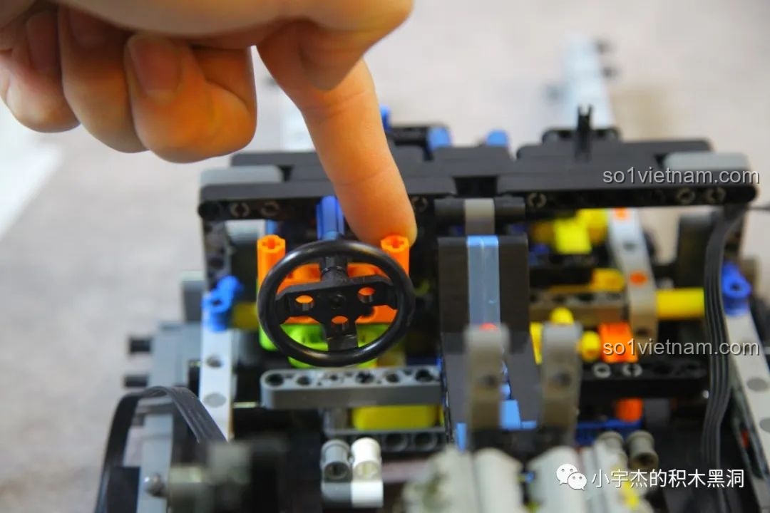 Cơ cấu chuyển số bằng lẫy của K-box 10520, cho cảm giác chân thực khi tương tác với mô hình.