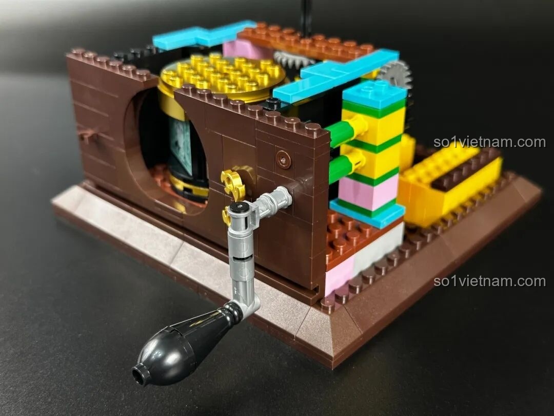 Cơ cấu tay quay của bộ Pantasy Gramophone 85009 đang được lắp ráp, cho thấy sự tinh xảo trong việc tái hiện chức năng của máy hát đĩa.