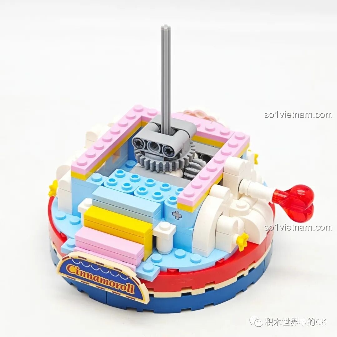 Cận cảnh bộ máy bánh răng bên trong mô hình Keeppley K20825 Cinnamoroll, tạo ra chuyển động xoay cho Gánh xiếc ma thuật Sanrio.