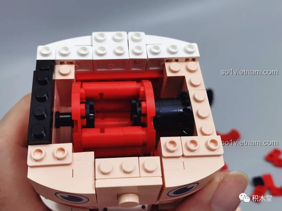 Cơ chế bánh răng và trục xoay bên trong phần đầu của Hoàng Tử Kẹp Hạt Dẻ, dùng để thả bóng.