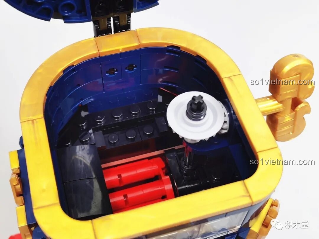 Cận cảnh cơ chế bên trong mũ của Hoàng Tử Kẹp Hạt Dẻ JAKI JK8225, sẵn sàng cho trò chơi.