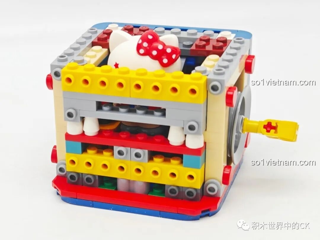 Cận cảnh bộ máy cơ học bên trong mô hình Keeppley K20823 Hello Kitty, trái tim của màn ảo thuật trong Gánh xiếc ma thuật Sanrio.