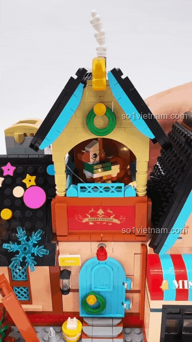 Cơ chế chuyển động trên gác mái của mô hình ZHEGAO 613005, giúp ông già Noel di chuyển qua lại.