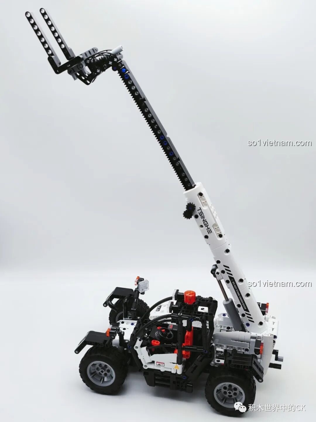 Cận cảnh cơ chế bánh răng và thanh răng giúp cần nâng của đồ chơi mô hình Xe Nâng Công Trình ONEBOT vươn dài ra.