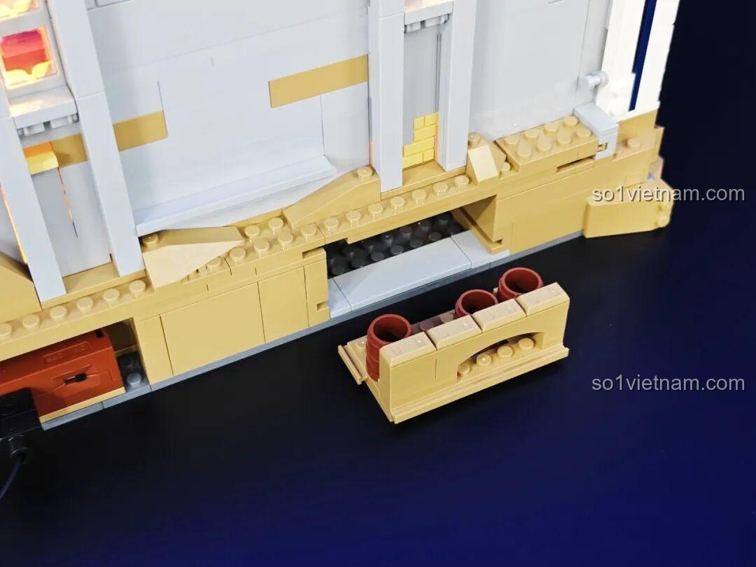 Cơ chế kéo bức tường bí mật của Sảnh Tiệc Hoàng Gia Lumibricks L9071, thể hiện tính năng tương tác.