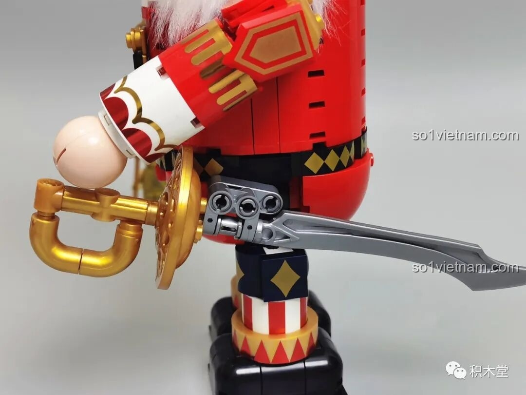 Cơ chế khớp nối ở tay cầm kiếm của bộ JAKI JK8225, cho phép thay đổi tư thế.