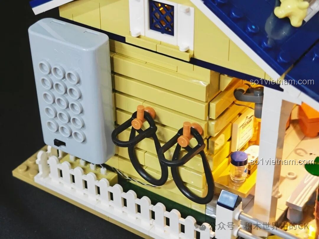 Cơ chế chốt gài để tháo rời phần mái sau của mô hình FunWhole F9080, giúp dễ dàng tương tác bên trong.