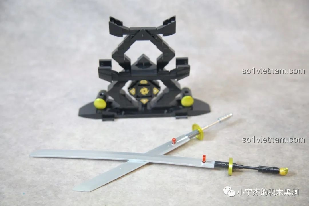 Cơ Giáp Sĩ Kai Sluban M38-B1183 đeo kiếm sau lưng, thể hiện khả năng tùy biến và tạo dáng đa dạng của mô hình.