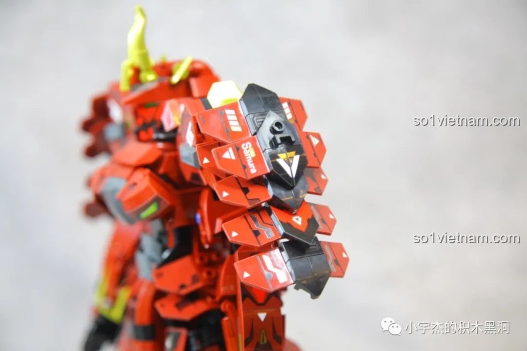 Mô hình Sluban M38-B1183 Cơ Giáp Sĩ Kai Bọc Thép Nặng đứng cạnh giá đỡ kiếm, thể hiện sự kết hợp hài hòa khi trưng bày.