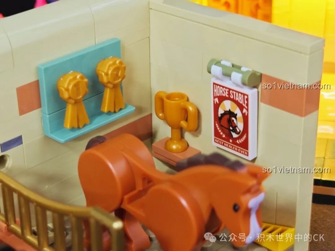 Những kiện cỏ khô được cất giữ trên gác mái, là nguồn thức ăn cho ngựa trong mô hình FunWhole F9080.