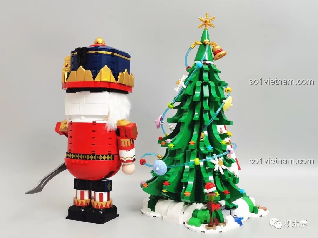 Một góc nhìn khác từ phía sau của bộ đôi lắp ráp Giáng Sinh JAKI, thể hiện sự hài hòa về màu sắc.