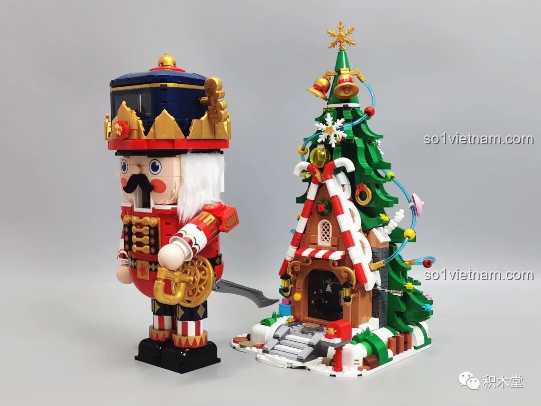 Hoàng Tử Kẹp Hạt Dẻ cầm kiếm đứng cạnh Ngôi Nhà Cây, thể hiện sự linh hoạt trong phụ kiện.