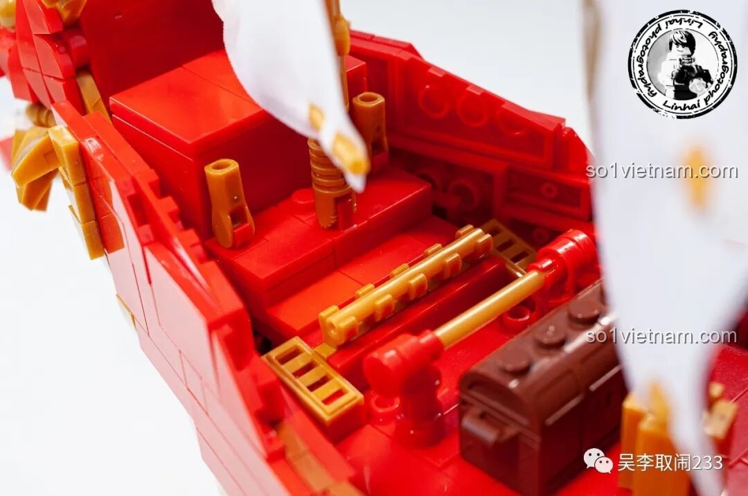 Cận cảnh những công cụ tí hon được cất giữ trong rương kho báu của Thuyền Rồng Tụ Phúc FC6007 Forange, thể hiện sự tinh tế trong thiết kế.