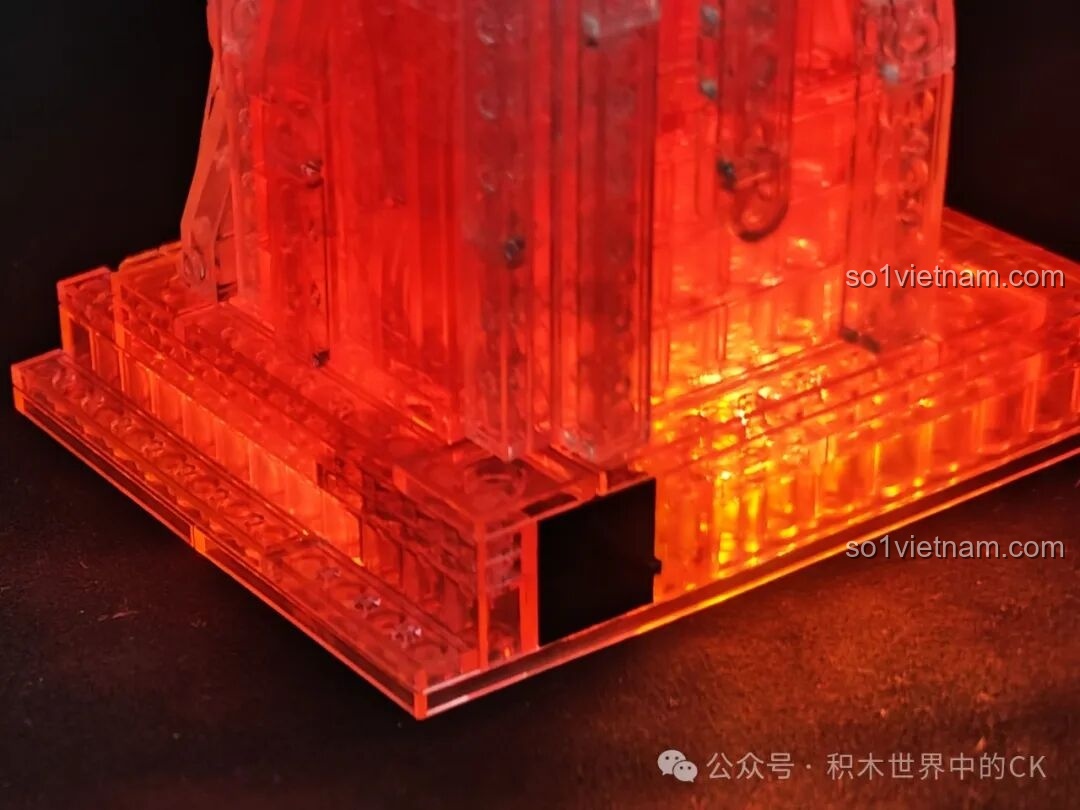 Vị trí công tắc bật/tắt đèn LED được giấu kín đáo ở phần đế của bộ lắp ráp Đình Phú Nguyệt Mộng Lưu Ly.