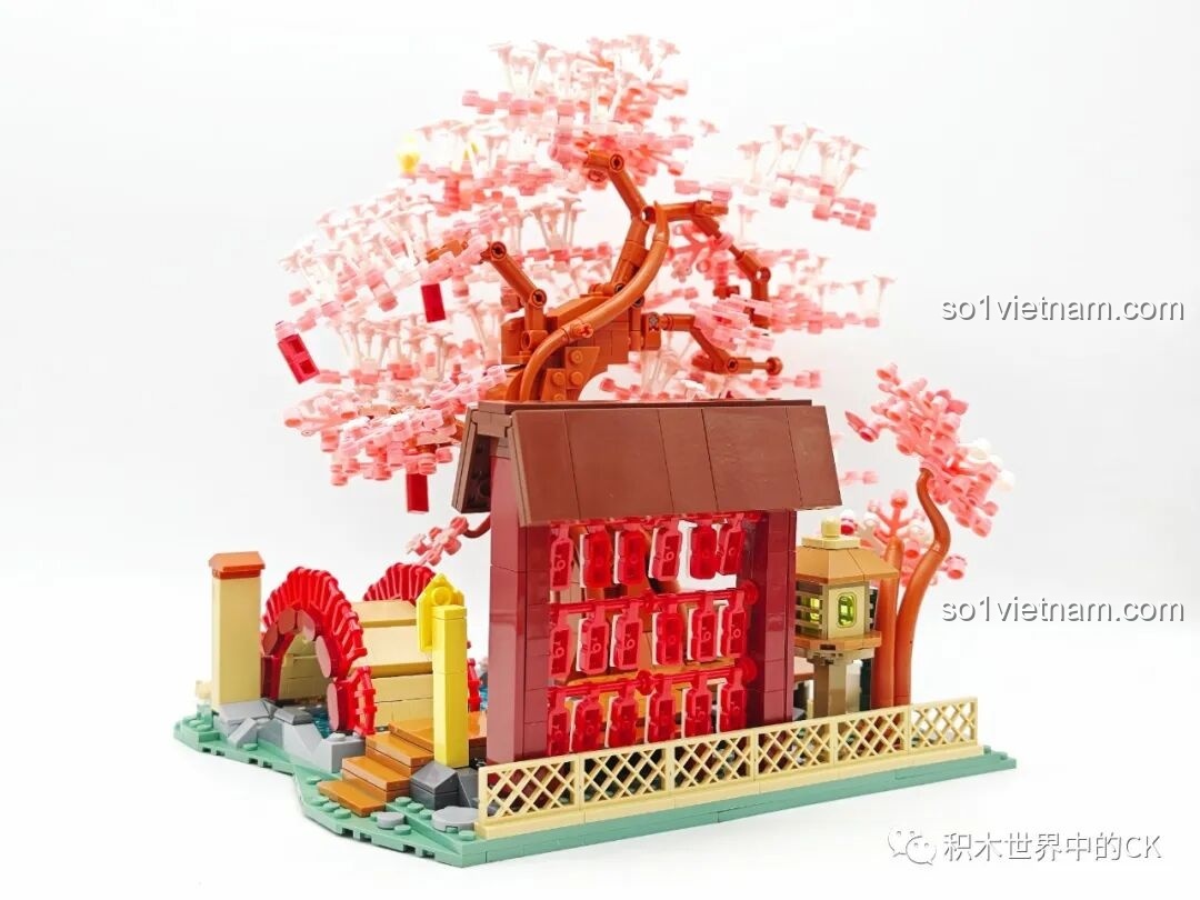 Cổng Torii và khu vực cầu nguyện được đặt ở vị trí hợp lý, tạo chiều sâu cho mô hình Miku K20901.