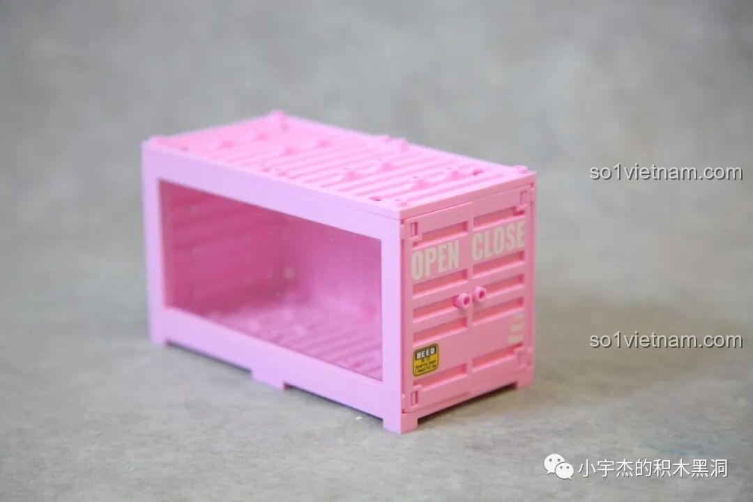 Mô hình container màu hồng của bộ Sembo 714510 sau khi lắp ráp, với chữ 'OPEN CLOSE'.