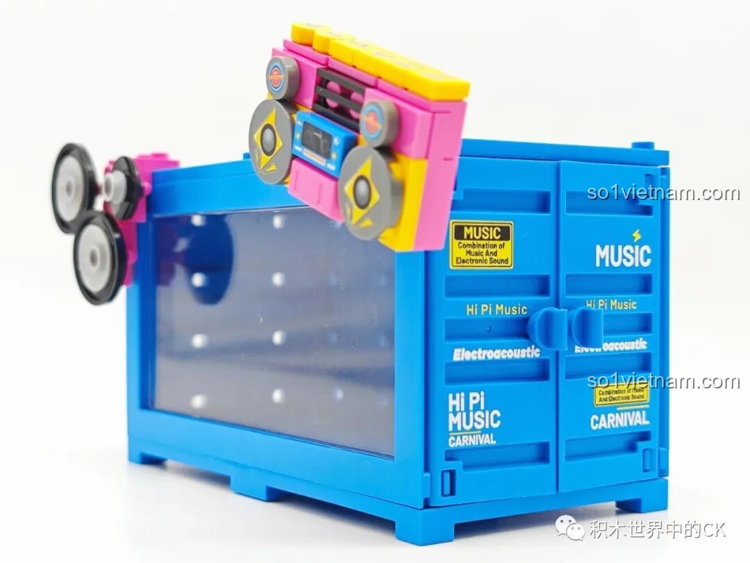 Chiếc container màu xanh trong bộ lắp ghép Xe biểu diễn âm nhạc cho con gái 6+ được trang trí với sticker âm nhạc.