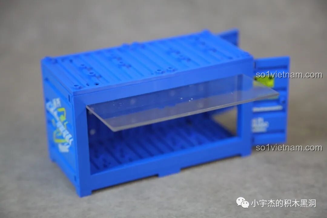 Cửa sổ và cửa chính của container Sembo 714508 có thể mở ra, tăng tính tương tác cho đồ chơi.