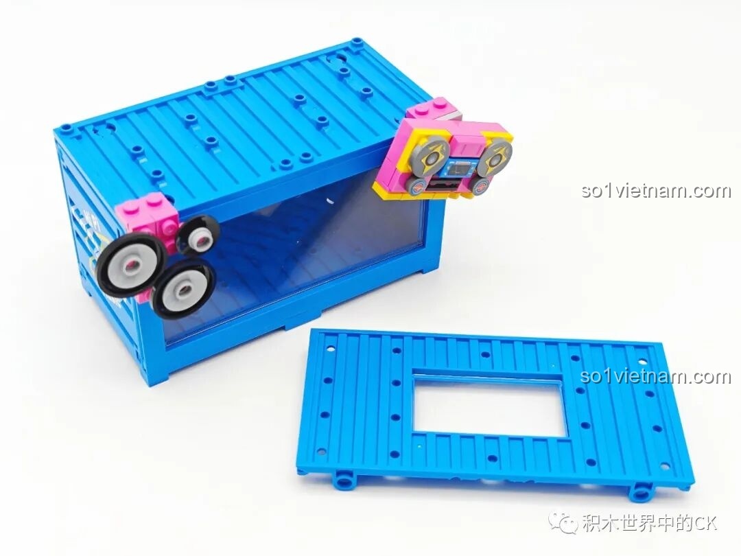 Container của bộ lắp ghép Xe biểu diễn âm nhạc cho con gái trên 6 tuổi có thể tháo rời một mặt để tạo không gian chơi.