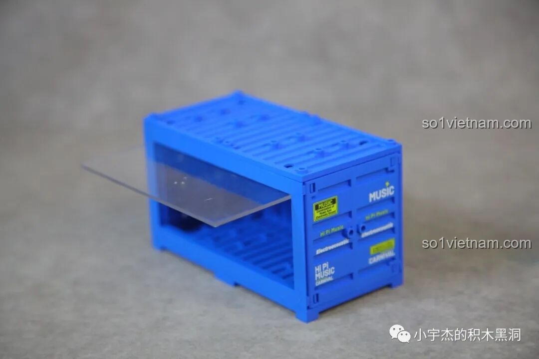 Nhìn từ phía sau container Sembo 714508 với cửa đang đóng, có các chi tiết và cảnh báo được in giống như container thật.