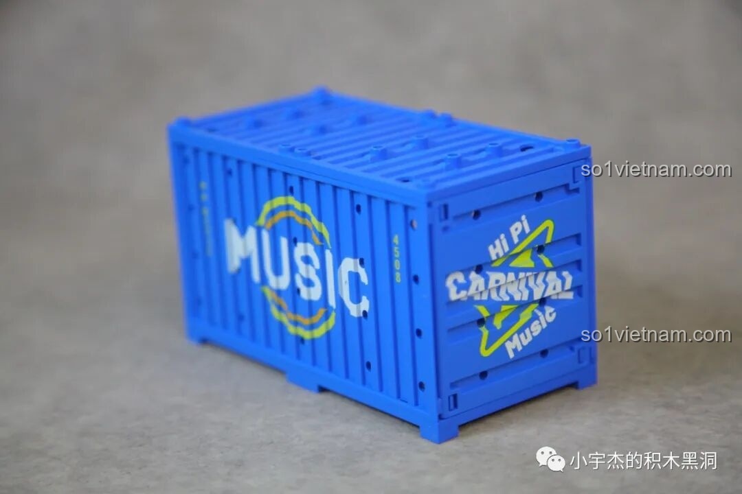 Chiếc container màu xanh của Sembo 714508 nhìn từ góc nghiêng, khoe các họa tiết in và thiết kế chắc chắn.