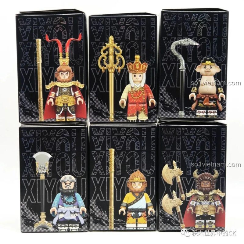 Ảnh chụp cận cảnh minifigure Sa Ngộ Tĩnh từ bộ đồ chơi Nhân vật Sa Tăng CQQ 10016. Nhân vật có râu, mặc áo cà sa, tay cầm Nguyệt Nha Sạn, chi tiết sắc nét.