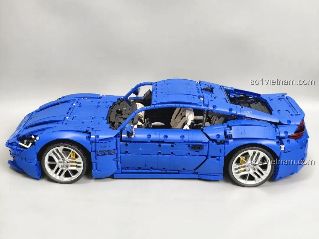 Cốp sau của Reobrix 11010 Maserati GranTurismo mở ra, lộ ra không gian bên trong.