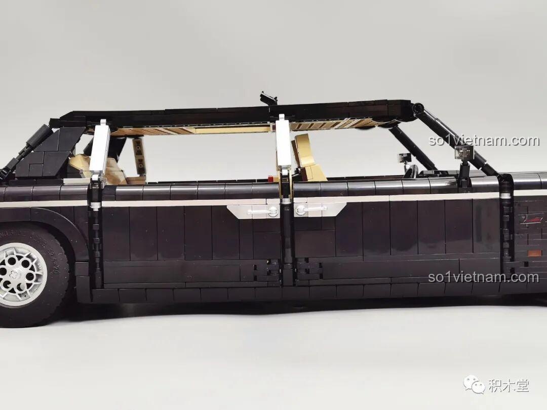 Cốp xe của mô hình Zhimeng Tree T5043 Xe Lễ Tân Hồng Kỳ đang mở, lộ khoang chứa đồ.